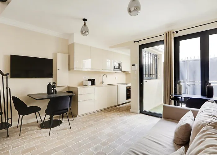 Pick A Flat\'S Apartment In Monrmartre - Rue Lepic