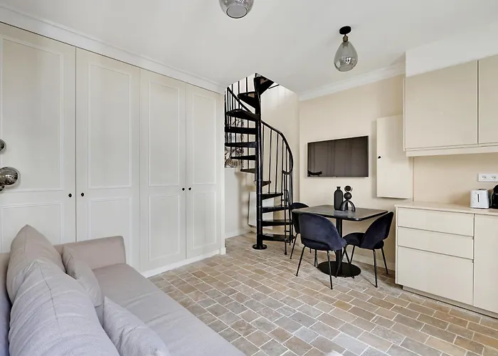 Pick A Flat\'S Apartment In Monrmartre - Rue Lepic