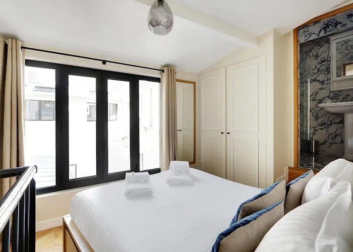 Pick A Flat\'S Apartment In Monrmartre - Rue Lepic
